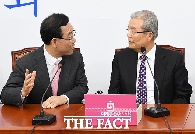 대화하는 주호영 원내대표(왼쪽)와 김종인 비대위원장