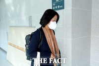 [TF포토] 의원실 들어서는 윤미향