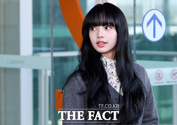 블랙핑크의 멤버 리사가 전 매니저 A 씨에게 10억 원 상당의 사기를 당한 것으로 알려졌다. /남용희 기자