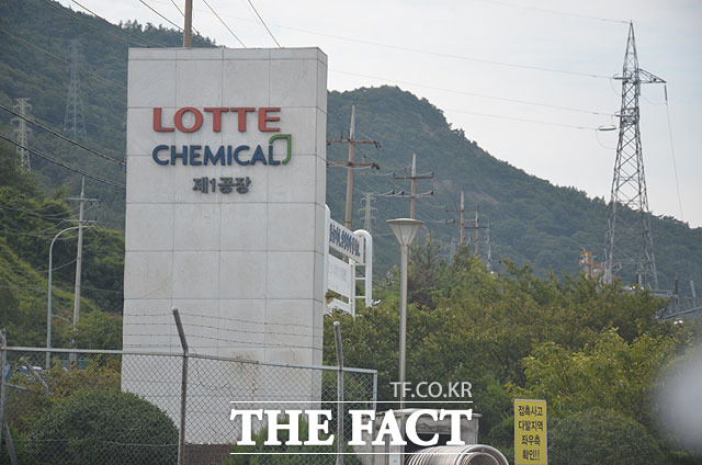 롯데케미칼이 화학산업의 주요 가치로 떠오르고 있는 친환경 분야를 강화하고 있지만 한국기업지배구조원의 ESG등급 평가에서 등급이 하향되며 배경에 관심이 쏠리고 있다. /더팩트 DB