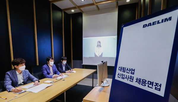 대림산업 면접관들이 비대면 면접 시스템을 시연하고 있다. /대림 제공