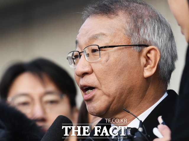 지난해 1월 양승태 전 대법원장이 검찰에 피의자 신분으로 출석하기 전 서울 서초구 대법원 정문 앞에서 입장을 발표하는 모습. /배정한 기자