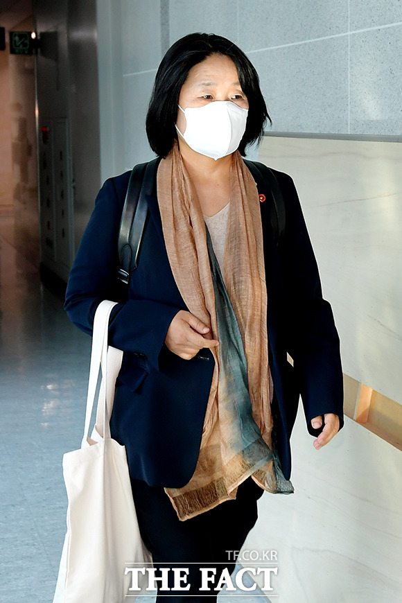 윤미향 더불어민주당 의원은 국회 등원 이틀째인 2일 이해찬 대표와 김태년 원내대표 등 지도부를 만났다. 1일 오전 국회 의원회관 의원실로 21대 국회 첫 출근하는 윤 의원. /국회=이선화 기자