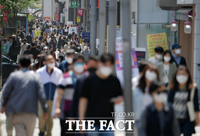 오는 5일부터 비말 차단용 마스크를 구매할 수 있다. 사진은 서울 강남구 강남대로 일대가 마스크를 쓴 사람들로 붐비는 모습. /이덕인 기자