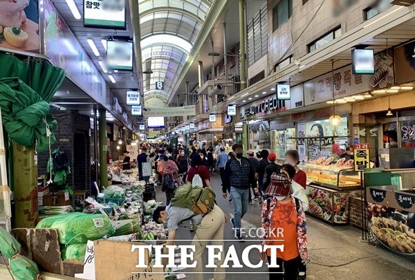 3일 농촌진흥청에 따르면 정부 긴급재난지원금의 60%가 농·식품 등 먹거리 구매에 사용됐다. 사진은 서울 마포구 소재 전통시장 내부 모습. /이민주 기자