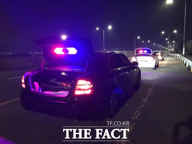 야간 시인성이 뛰어난 트렁크 부착형 LED 비상용 경고판 콜라이프./네오안전플러스 제공