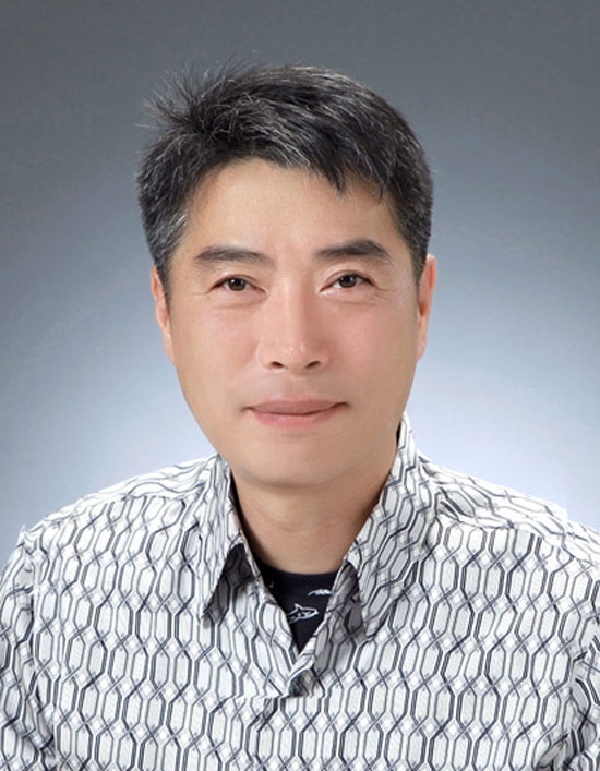 사고로 불길에 휩싸인 차량에 갇힌 운전자를 구해낸 최철호(51) 씨가 LG 의인상을 받는다. /LG그룹 제공