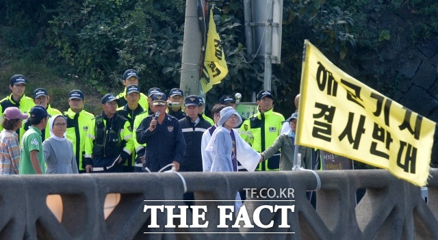 대법원 1부(주심 권순일 대법관)는 강정기지 반대 활동을 하던 A씨 등 3명이 국가를 상대로 낸 손해배상 소송 상고심에서 원고 일부 승소 판결한 원심을 깨고 서울중앙지법에 사건을 되돌려보냈다고 4일 밝혔다./더팩트 DB