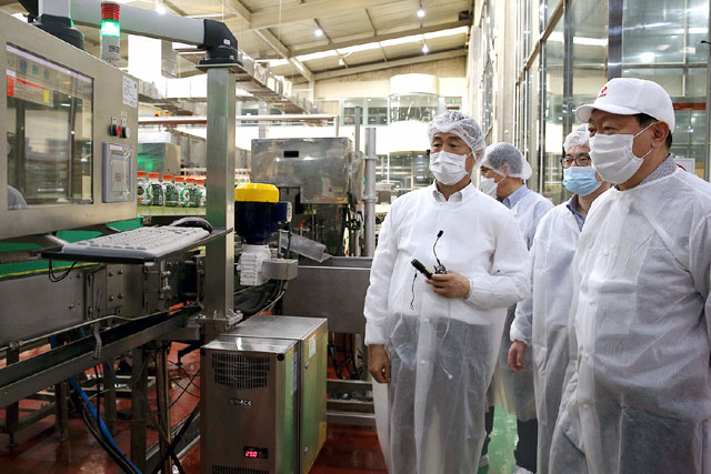 신동빈 롯데그룹 회장(오른쪽)이 3일 경기 안성에 있는 롯데칠성음료 스마트 팩토리를 찾아 주스 PET 라인 캡 살균 컨베이어의 코딩 검사기를 살펴보고 있다. /롯데그룹 제공