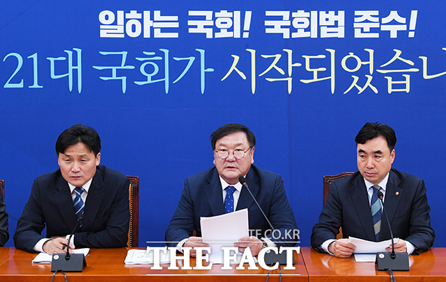 김태년 더불어민주당 원내대표(가운데)가 4일 오전 서울 여의도 국회에서 열린 더불어민주당 정책조정회의에서 모두발언을 하고 있다. / 국회=배정한 기자