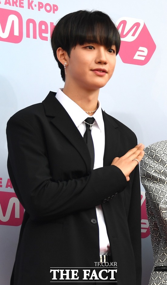 AB6IX 임영민이 지난 5월 31일 새벽, 개인적으로 지인들과 만나 술을 마시고 자신의 차를 이용해 숙소로 이동하던 중 경찰에게 음주 적발되어 면허 취소 처분을 받았다. 사진은 지난해 8월 2019 M2 X Genie Music awards 포토월에 참석했던 당시 모습. /임세준 기자