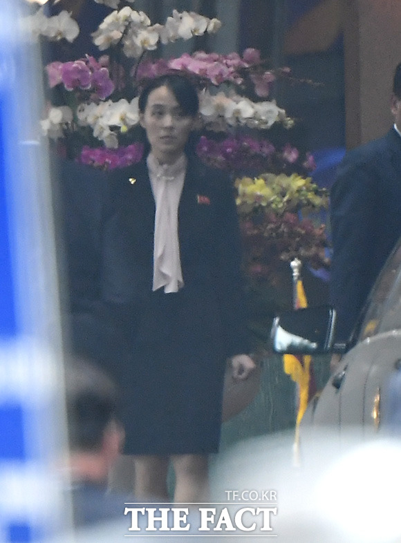 김여정 북한 노동당 제1부부장이 4일 담화를 통해 대북 전단 살포와 한국 정부의 무대응을 맹비난했다. 김 제1부부장이 북미정상회담을 하루 앞둔 지난해 2월 26일 베트남 하노이에 미리 도착해 김정은 국무위원장을 맞이할 준비를 하는 모습. /임세준 기자