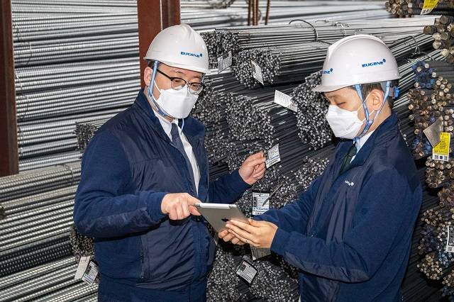 유진기업의 건자재 유통사업 직원들이 중소 협력사에서 철근 제품의 품질을 검수하고 있다. /유진기업 제공