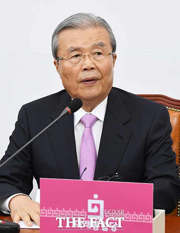 김종인 미래통합당 비상대책위원장이 4일 오전 국회에서 열린 비대위회의에서 지금은 비상한 각오로 정책을 세울 시기라며 기본소득 문제를 근본적으로 검토할 시기라고 주장했다. 김 위원장이 이날 회의에서 발언하는 모습. /국회=배정한 기자