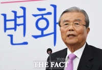 [TF포토] 질문에 답변하는 김종인 비대위원장