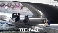 [TF포토] 한낮 더위, 청계천 다리 밑으로 피신