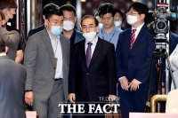 [TF포토] 경호받으며 입장하는 태영호