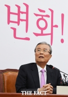 [TF포토] 취재진 질문 듣는 김종인 비대위원장