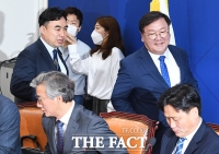 [TF포토] 밝은 표정으로 회의 참석하는 김태년 원내대표