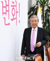 [TF포토] 기자간담회 참석하는 김종인 비대위원장