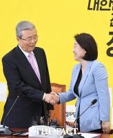 [TF포토] 악수하는 김종인과 심상정