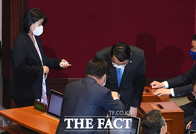 국회의장 투표 마친 윤 의원(왼쪽)