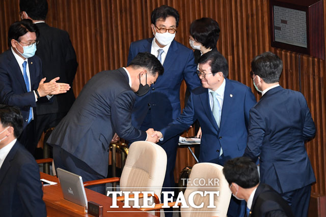 국회의장으로 선출된 후 박영순 의원(왼쪽에서 두 번째)과 악수하는 박병석 국회의장
