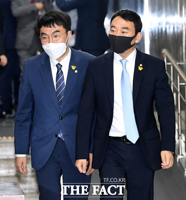 나비 배지 착용하고 나란히 참석한 김남국(왼쪽), 김용민 의원