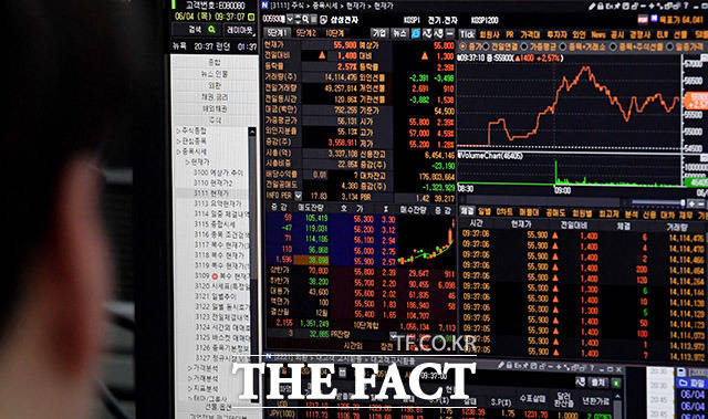 5일 오전 11시 30분 현재 코스피는 전장대비 13.66포인트(+0.64%)오른 2164.84에 거래 중이다. /이덕인 기자