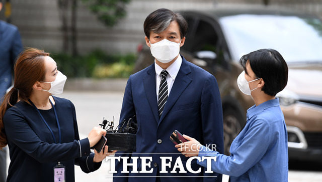 감찰무마 의혹을 받고 있는 조국 전 법무부장관이 5일 오전 서울 서초구 서울중앙지방법원에서 열린 공판에 출석하며 입장을 밝히고 있다. /임세준 기자