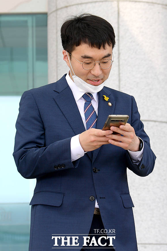 연락 확인하느라 바쁜 김남국 더불어민주당 의원