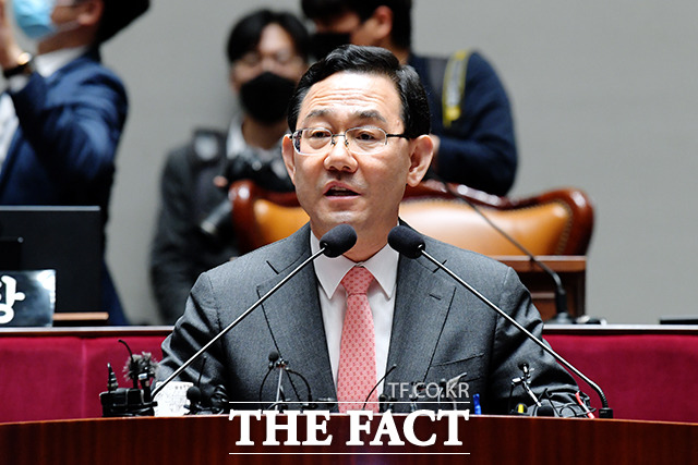 주호영 미래통합당 원내대표가 5일 21대 국회 첫 본회의에 참석해 여야 합의 없는 오늘 본회의는 적합하지 않다며 개원을 강행한 더불어민주당을 비판하는 발언을 쏟아낸 뒤 통합당 의원들과 함께 본회의장을 떠났다. /국회=이선화 기자