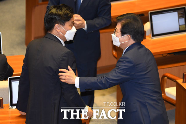 김영진 의원(왼쪽)과 인사하는 박병석 제21대 국회의장 후보