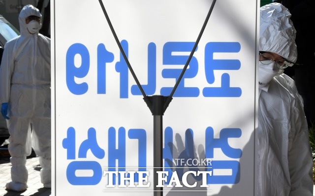 보험사 콜센터에서 코로나19 확진자가 연이어 발생하고 있다. 사진은 지난 3월 코로나19 집단감염이 발생한 서울 구로구 신도림동 코리아빌딩에 선별진료소가 마련된 가운데 빌딩 입주사 직원들이 검사를 받고 있는 모습. /임영무 기자