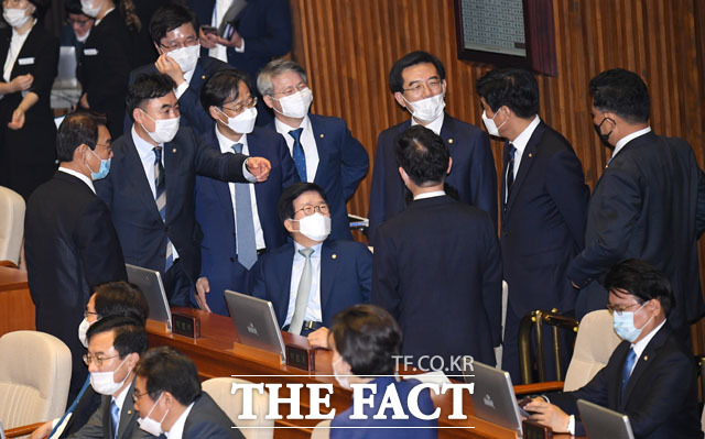 21대 국회의장 선출 투표를 마치고 박병석 의원 주위로 모인 동료 의원들
