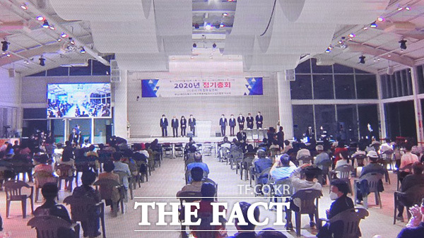 제이그랜하우스 젝시가든 내부 모습. 이날 조합원들은 실내와 실외에 나눠 앉아 총회 및 합동설명회를 지켜봤다. /윤정원 기자