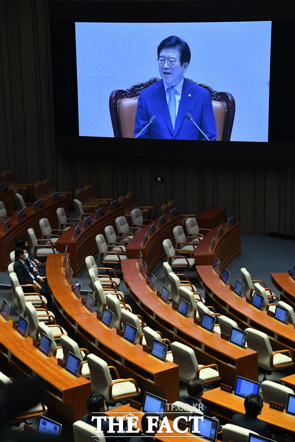 제21대 국회 상반기 국회의장으로 선출된 박병석 의원이 5일 오전 국회에서 열린 본회의에서 인사말을 하는 가운데 통합당 의원들의 의셕이 비어 있다. /남윤호 기자