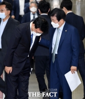 [TF포토] 박광온 의원과 대화하는 박병석