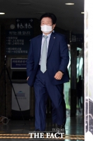 [TF포토] 본회의 참석 위해 이동하는 박병석 의원