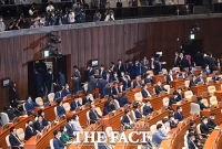 [TF포토] 퇴장하는 미래통합당 의원들