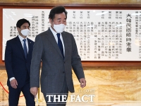 [TF포토] 본회의장 들어서는 이낙연 의원