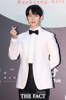 [TF포토] 정해인, '여심 녹이는 손하트'