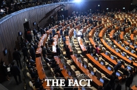 [TF포토] 본회의장 나서는 미래통합당 의원들
