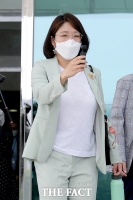 [TF포토] 셀프캠들고 본회의장 이동하는 용혜인