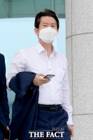 [TF포토] 재킷들고 본회의장 이동하는 이인영