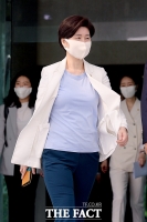 [TF포토] 본회의장으로 이동하는 백혜련 의원