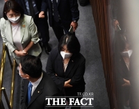 [TF포토] 국회의장 투표하는 윤미향