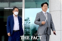 [TF사진관] '21대 국회 첫 본회의' 함께 이동하는 홍준표-권성동