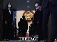 [TF포토] 본회의장 들어서는 제21대 국회의원들