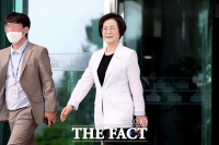 [TF포토] 본회의장으로 이동하는 김상희 의원